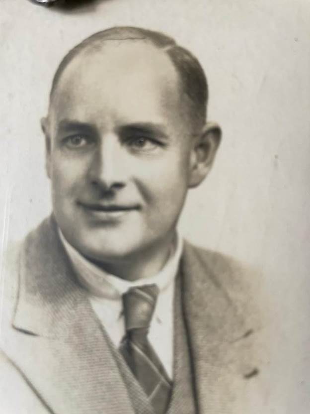 A person in a suit and tie

Description automatically generated